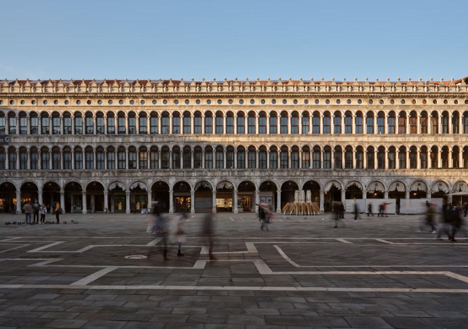 Das prägnante Procuratie-Gebäude am Markusplatz in Venedig, Heimat des neuen Kunstzentrums SMAC