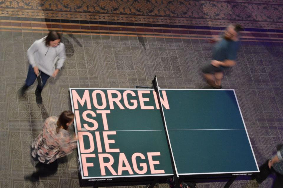 Rirkrit Tiravanija "untitled 2024 (السؤال هو غداً) (tomorrow is the ques-tion) (morgen ist die frage) (jutro jest pytaniem) (завтра это вопрос) (yarindir soru) (Завтра питання) (ngày mai là câu hỏi) / untitled 2024 (demo station no. 8)", Installationsansicht, "Rirkrit Tiravanija: Das Glück ist nicht immer lustig", Gropius Bau, Berlin, 2024