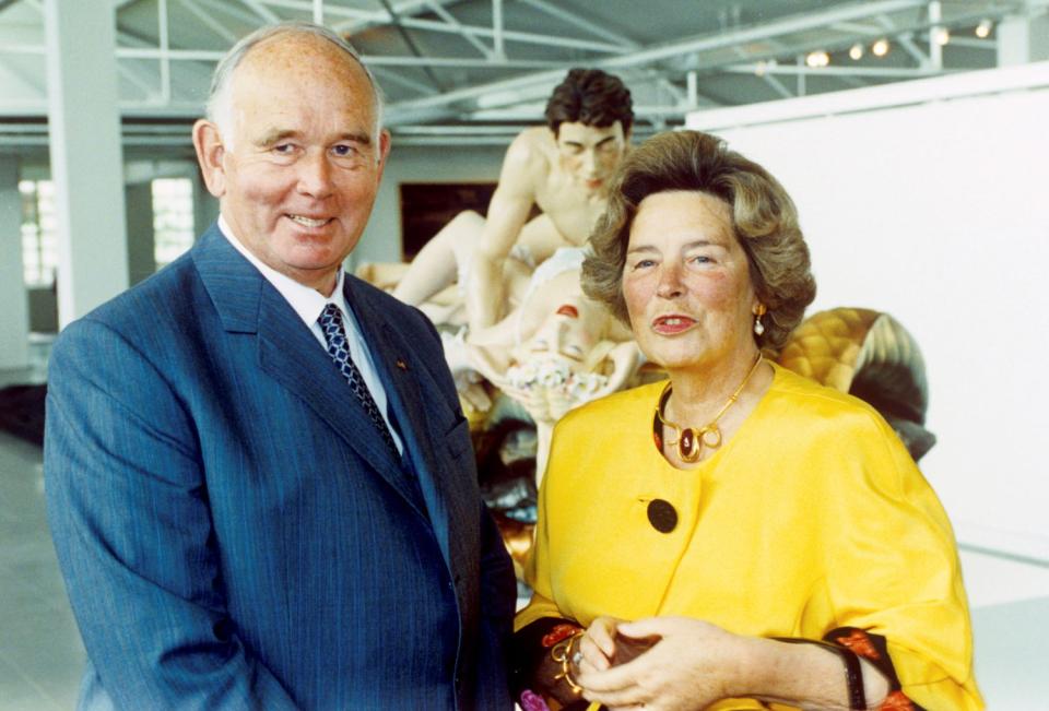 Der Industrielle und Kunstmäzen Peter Ludwig und seine Frau Irene bei der Eröffnung ihres Ludwig-Forums für Internationale Kunst am 27.06.1991 in Aachen. Im Hintergrund ein Werk von Jeff Koons