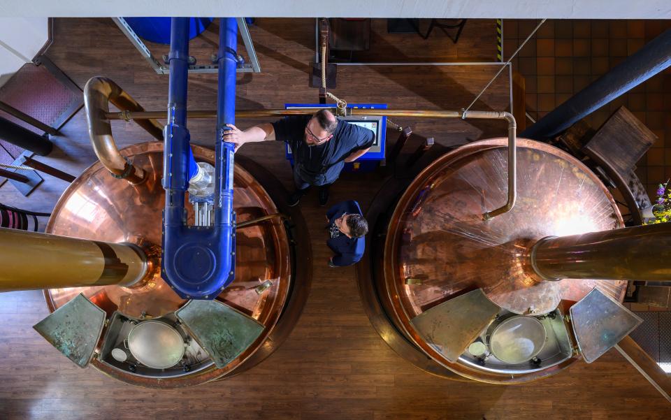 Braumeister Andreas Schütte braut im Brauhaus "Zum Alten Dessauer" in Dessau-Roßlau das erste offizielle "Bauhausbier"