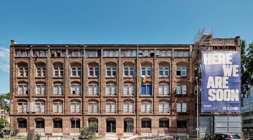 Die Fassade der ehemaligen Dondorf Druckerei in Bockenheim, Frankfurt 2025