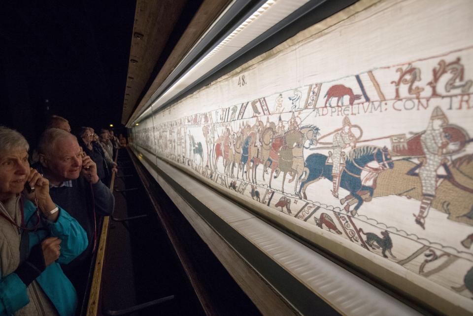 Besucher betrachten den Wandteppich von Bayeux, 2025
