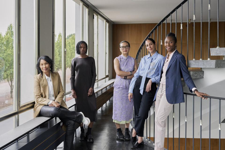 Das Artistic Team der Documenta 16 (von links): Romi Crawford, Mayra A. Rodríguez Castro, Xiaoyu Weng, Carla Acevedo-Yates und D16-Kuratorin Naomi Beckwith 