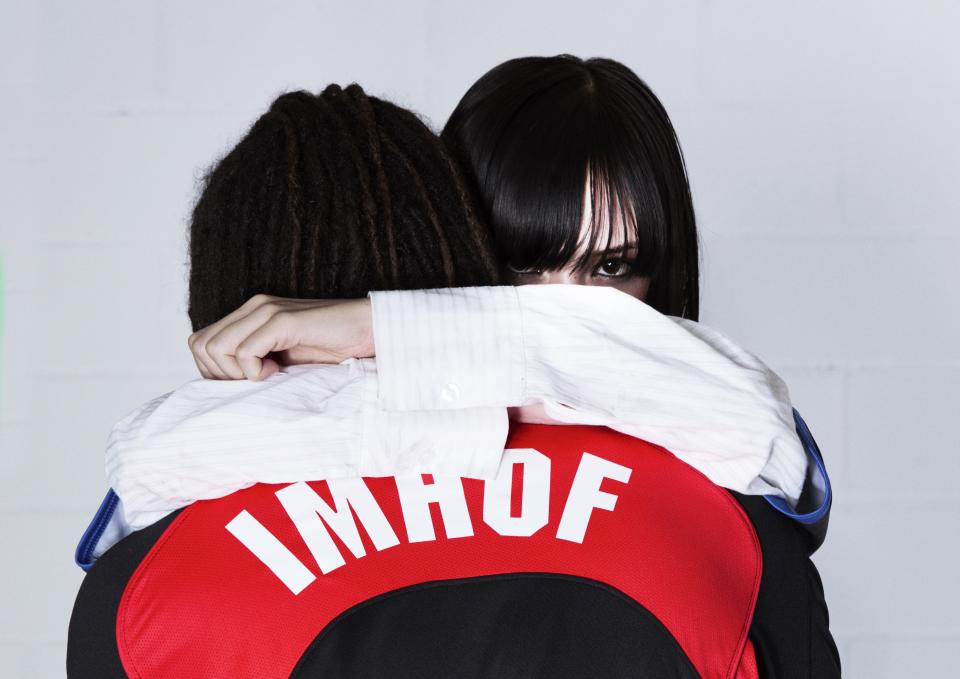 Die Künstlerin Anne Imhof hat Fußballtrikots für die Modemarke Nike entworfen