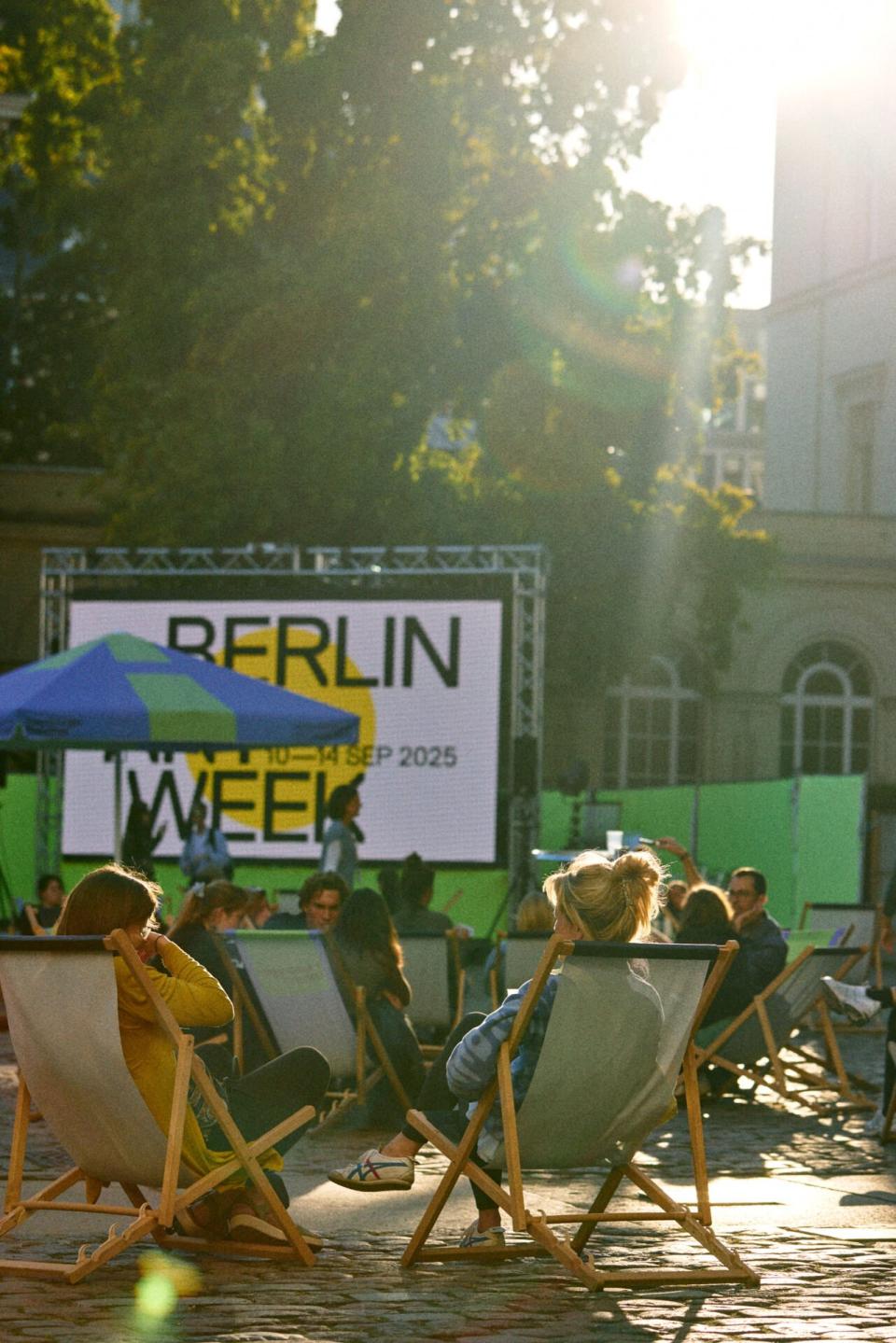 Vor dem Talk im Berlin.Art-Week-Garten vor dem Hamburger Bahnhof