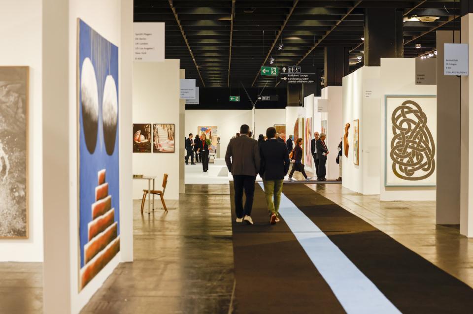 Messen mit ihrer Hallenbeleuchtung und gleichförmigen Kojenstruktur sind ungeeignet für Screens oder immersive Installationen