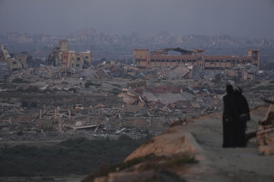 Palästinenserinnen betrachten die durch die israelische Luft- und Bodenoffensive verursachten Zerstörungen in Gaza-Stadt