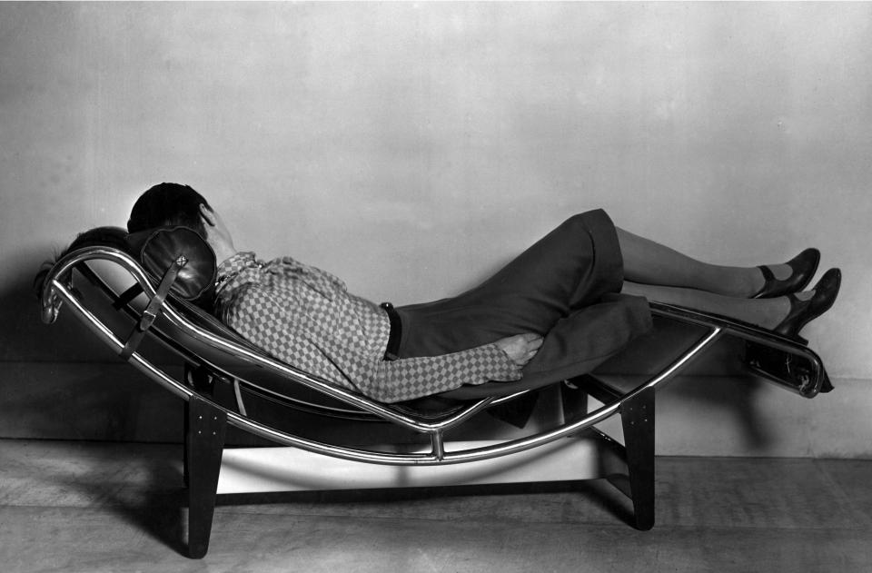 Charlotte Perriand auf der "Chaise Longue Basculante" von Le Corbusier, Pierre Jeanneret und Charlotte Perriand, 1928