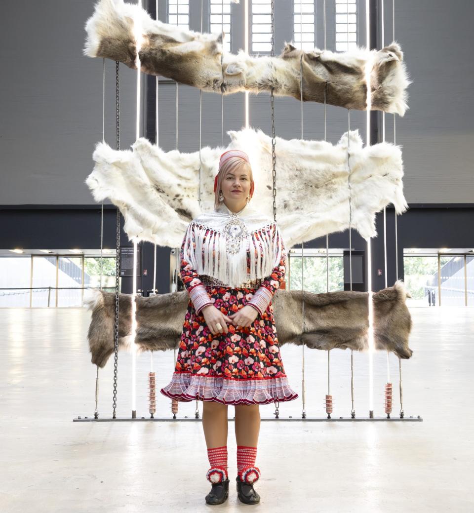 Máret Ánne Sara vor ihrer Installation "Goavve-Geabbil" in der Turbine Hall, Tate Modern, London 2025