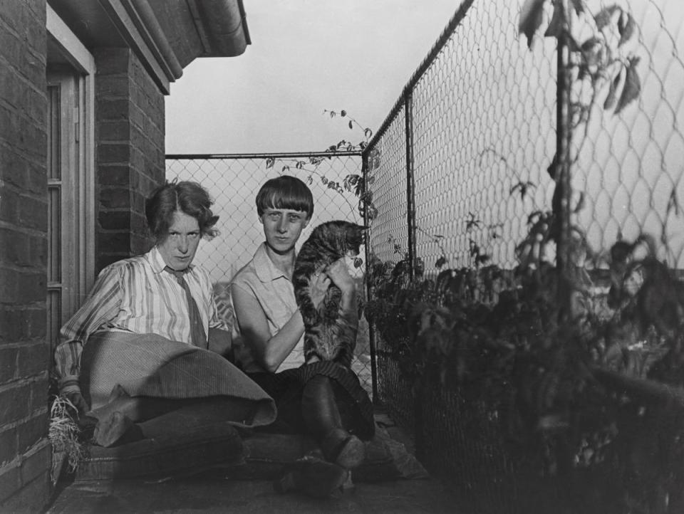 Hannah Höch (rechts) mit Til Brugman und Katze Ninn in Den Haag, um 1930