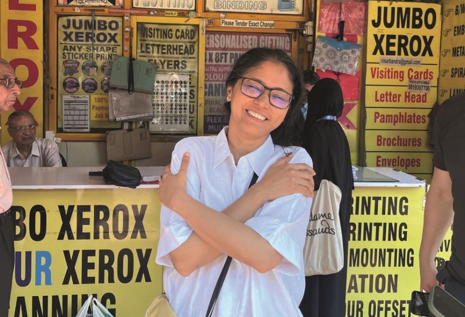 Shilpa Gupta vor einem Copyshop in Mumbais Stadtteil Bandra