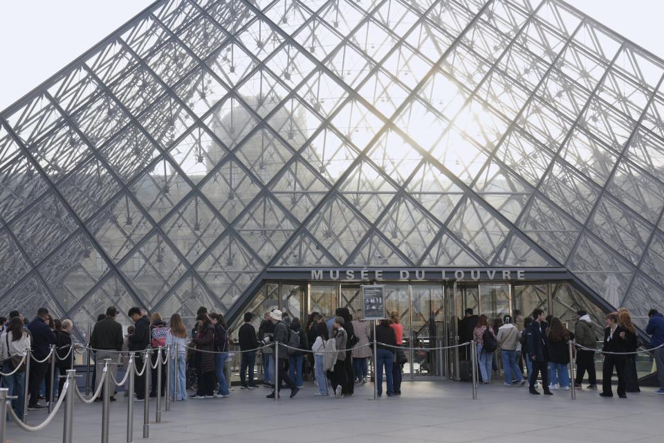 Besucher stehen am Mittwochmorgen Schlange, um das Louvre-Museum zu betreten