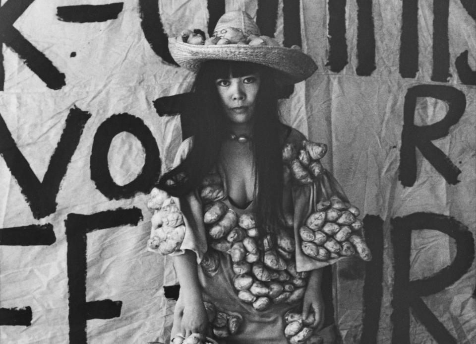 Yayoi Kusama 1971 in ihrem Studio in New York, fotografiert von Tom Haar