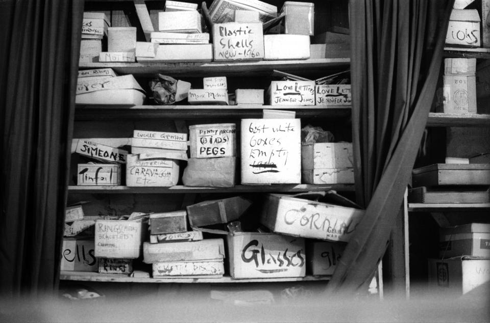 Joseph Cornells Atelier im Keller seines Elternhauses im New Yorker Stadtteil Queens 1971