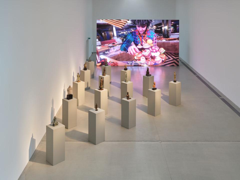 Videoinstallation von Lu Yang und Buddha-Statuen aus der Sammlung der Langen Foundation, Installationsansicht, "Incarnate", Langen Foundation und Julia Stoschek Foundation, Neuss, 2025