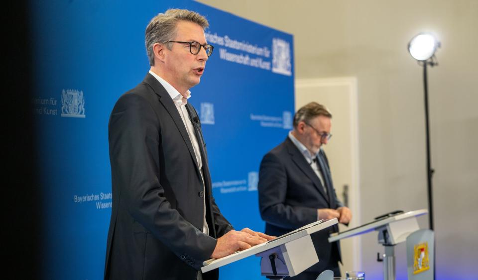Bayerns Kunstminister Markus Blume (links, CSU) und Anton Biebl, Leiter der Bayerischen Staatsgemäldesammlungen, bei einer Pressekonferenz in München