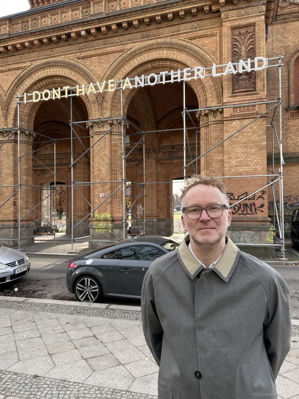 Künstler Nathan Coley vor seiner Installation am Anhalter Bahnhof in Berlin