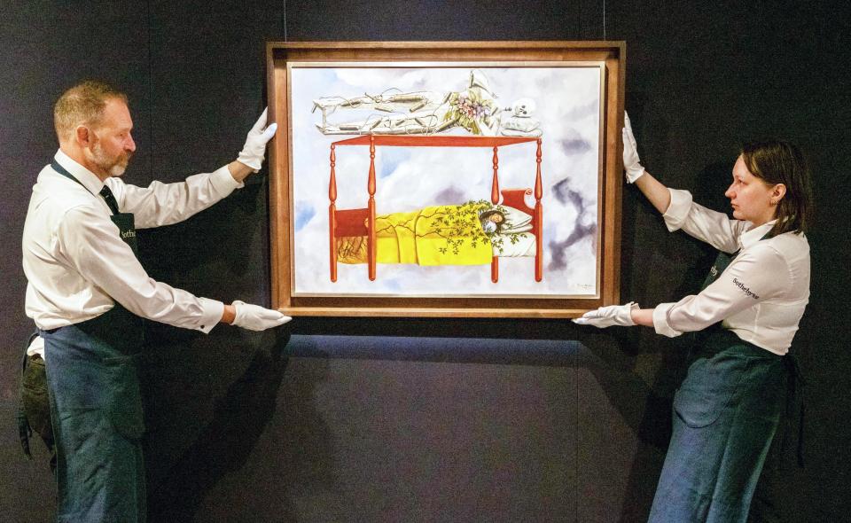 Mitarbeiter von Sotheby's halten das Selbstporträt "El sueño (La cama)" der mexikanischen Künstlerin Frida Kahlo
