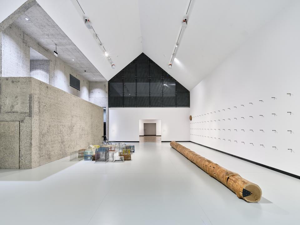 Installationsansicht Roman Ondak "The Day After Yesterday", Kunsthalle Prag, 2025