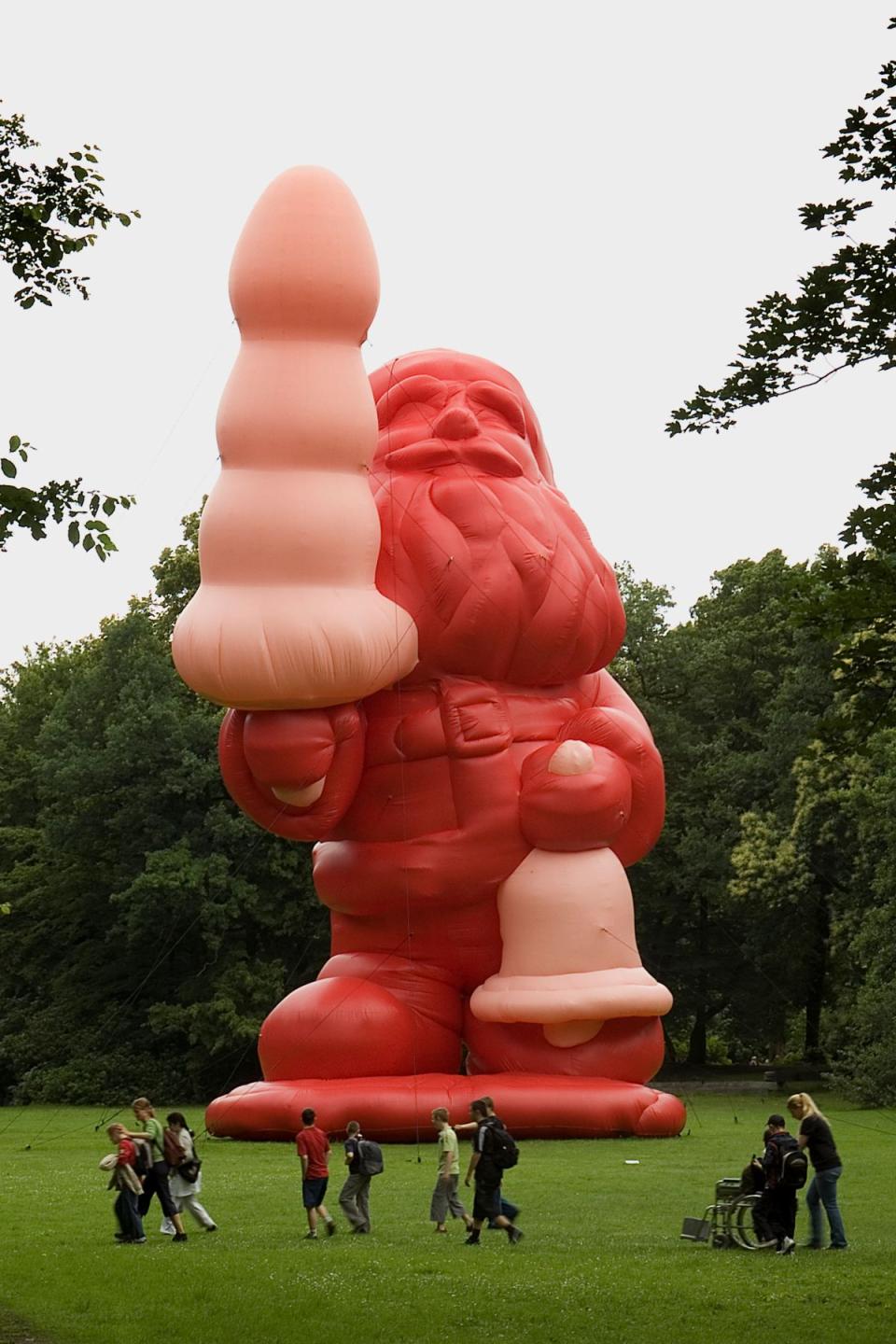 Paul McCarthy "Santa with Butt Plug", 2007, Installationsansicht "Paul McCarthy/Air Born Air Borne Air Pressure", Middelheim Museum, Antwerpen, 2007
