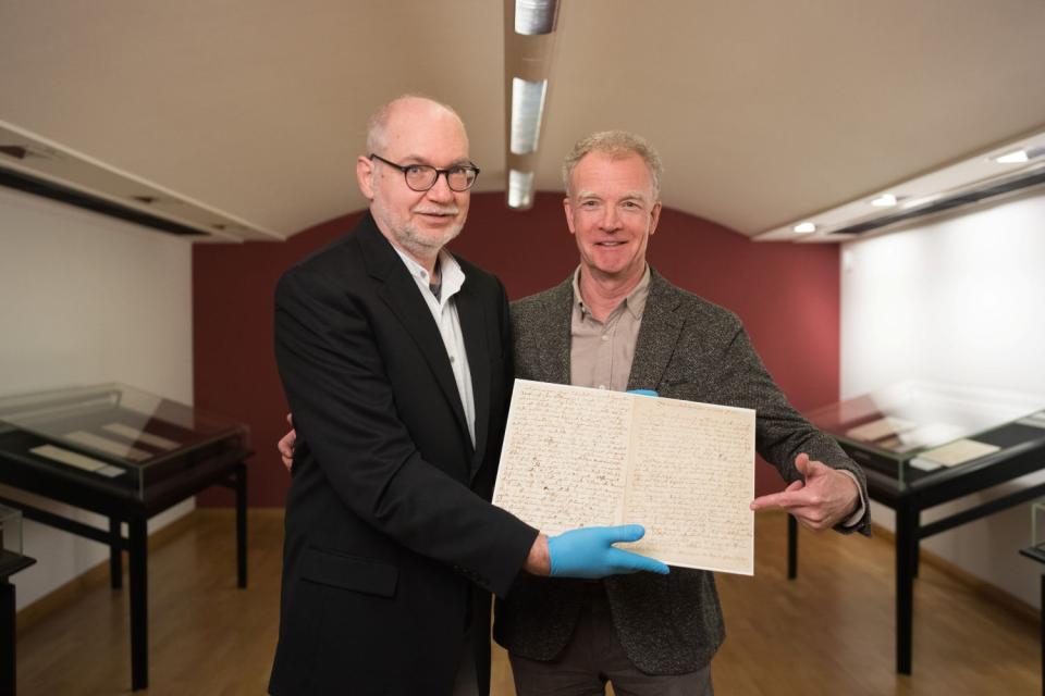  Ulrich Leisinger, Wissenschaftlicher Leiter der Internationalen Stiftung Mozarteum (links), und der Präsident der Stiftung Johannes Honsig-Erlenburg, mit einem Mozart-Brief.