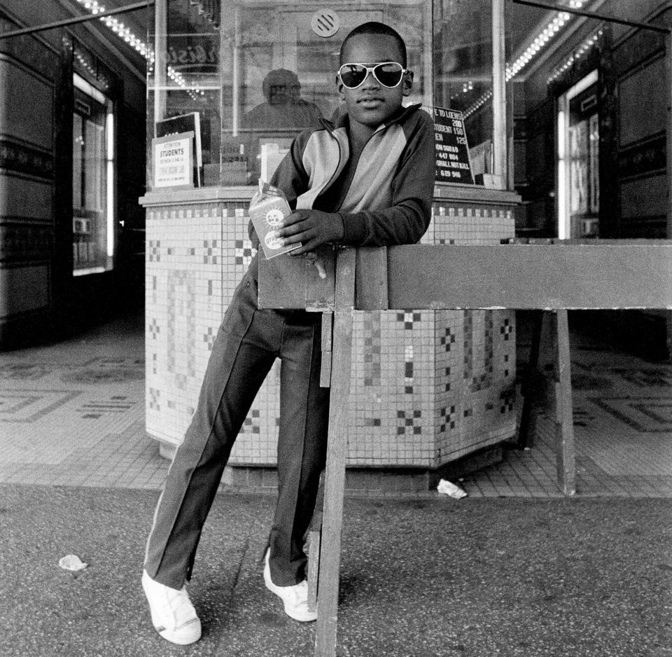 Dawoud Bey "A Boy in Front of the Loews 125th Street Movie Theater" aus der Reihe "Harlem U.S.A."), 1976, zu sehen im Studio Museum in Harlem, New York, 2025