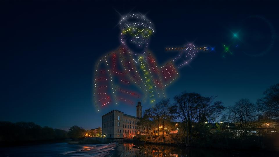 Ein Hockney-Selbstporträt als Drohnenformation am Himmel