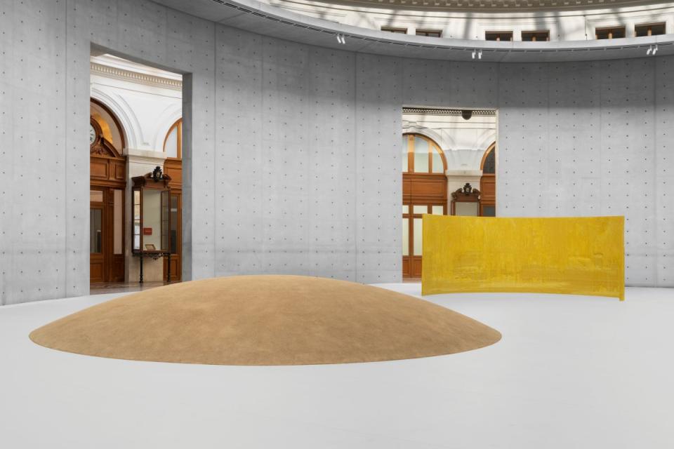 Arbeiten von Meg Webster in der Ausstellung "Minimal", Bourse de Commerce, Paris, 2025