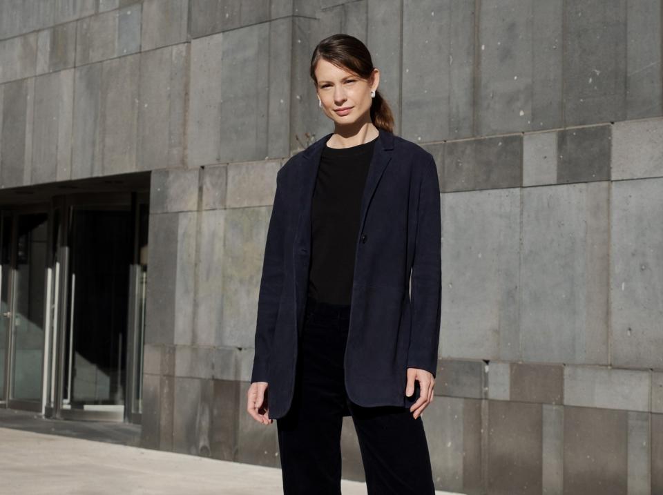 Fatima Hellberg vor dem Mumok im Museumsquartier Wien