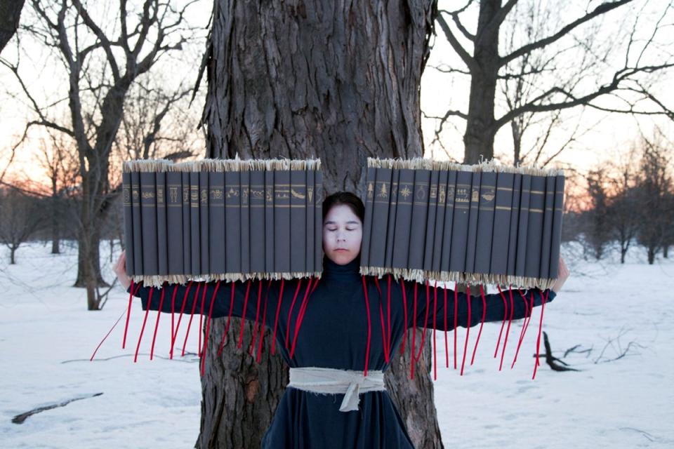 Time's Gravity von Meryl McMaster in der Ausstellung "Sich verwandt machen" (V-5184)