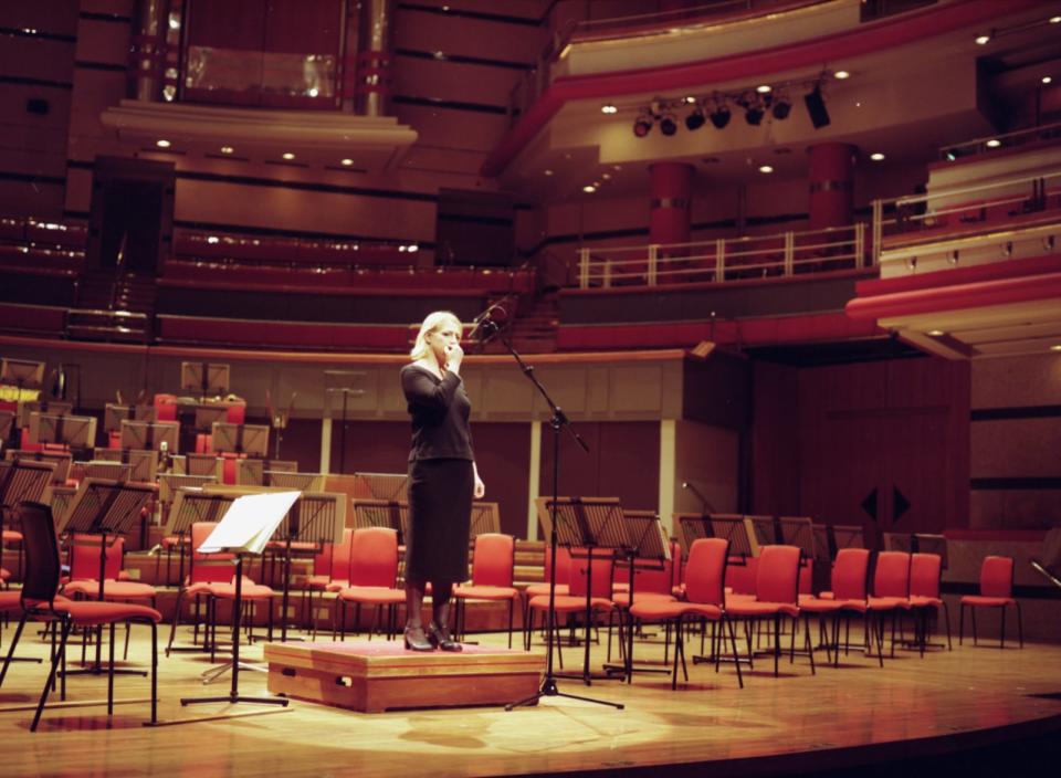 Ceal Floyer "Nail Biting Performance", 2001/2012