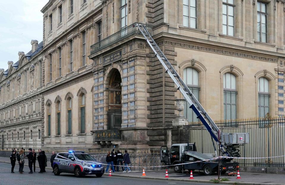 Polizisten stehen neben einem Möbelaufzug am Louvre-Museum in Paris, 2025