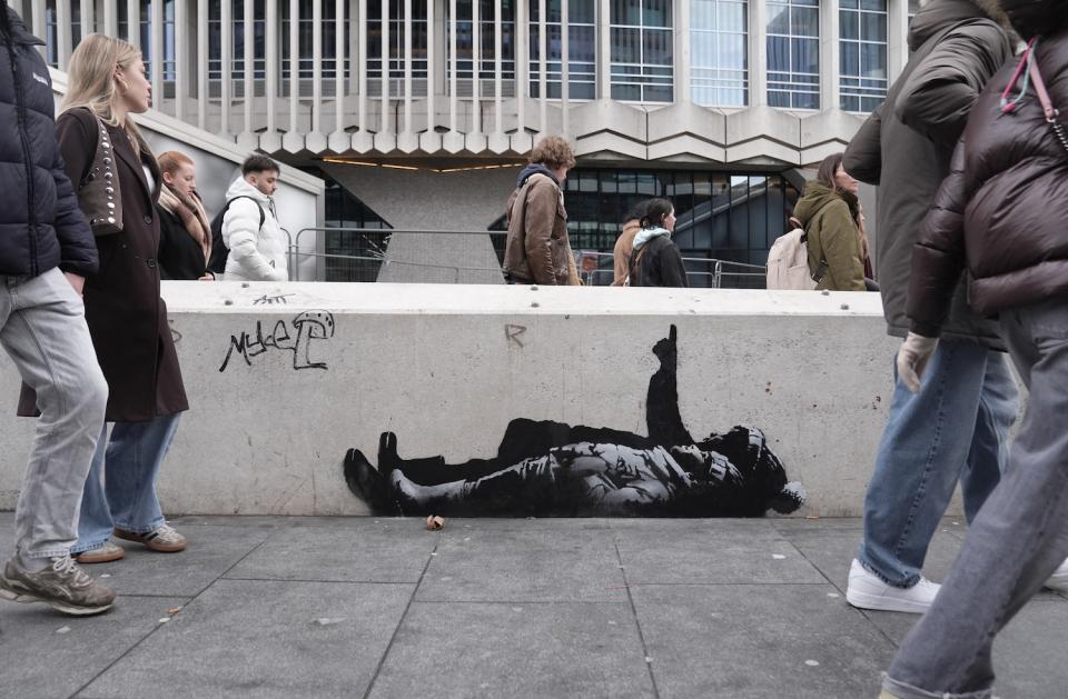 Banksy-Arbeit unterhalb des Centre-Point-Gebäudes in der Nähe der Tottenham Court Road im Zentrum Londons 