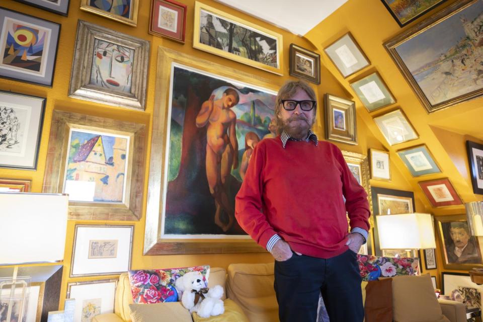 Der Kunstsammler Frank Brabant in seiner Wohnung in Wiesbaden