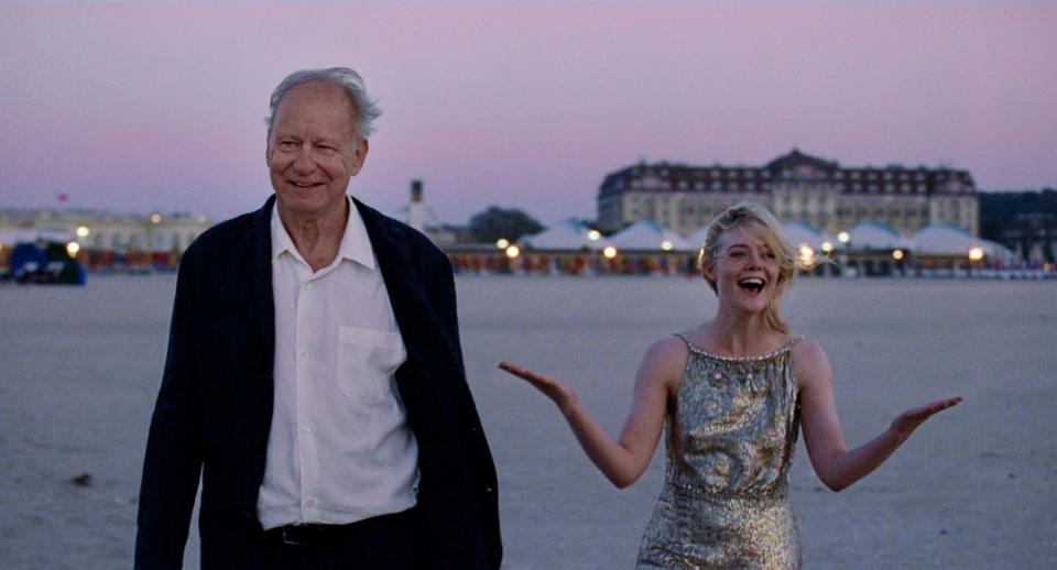 Stellan Skarsgård als Gustav Borg und Elle Fanning als Rachel Kemp in einer Szene des Films "Sentimental Value"
