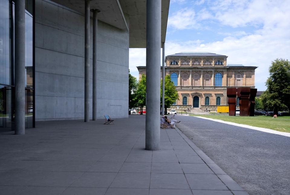 Kunstreal München, Die Pinakothek der Moderne (Vordergrund) und die Alte Pinakothek (im Hintergrund) 