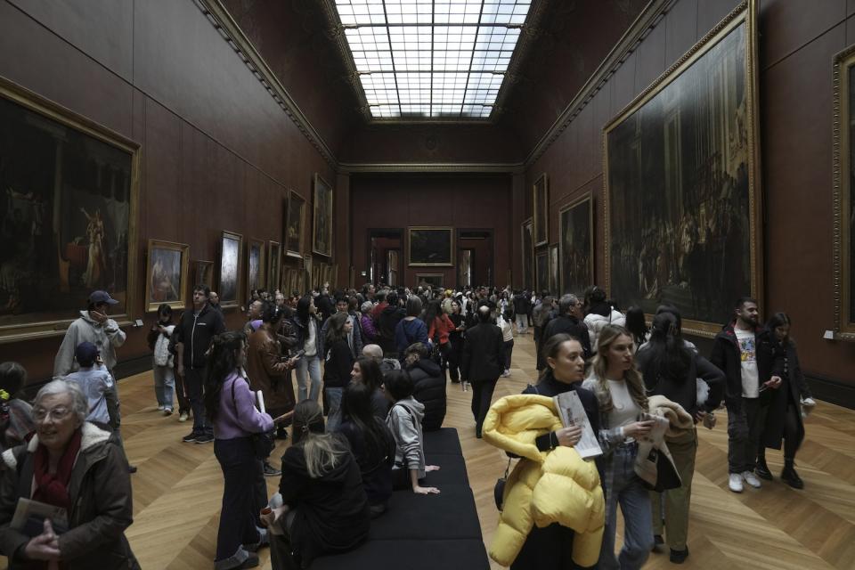 Besucher im Louvre
