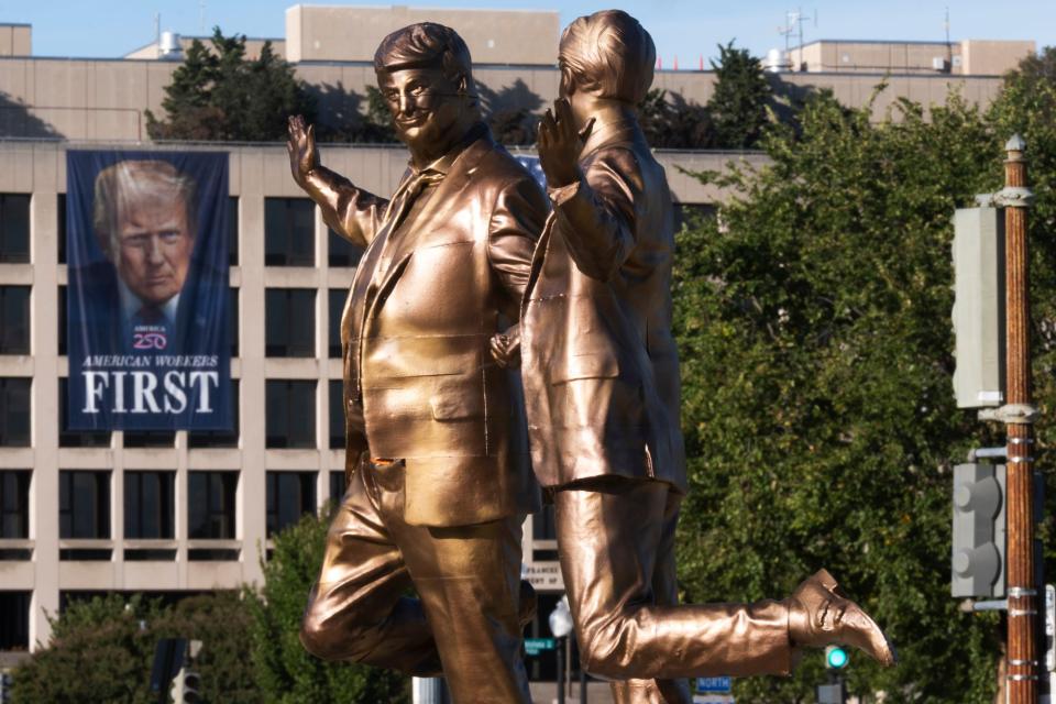 Statue zeigt US-Präsident Donald Trump (l) und Jeffrey Epstein beim Händchenhalten, Washington, 2025
