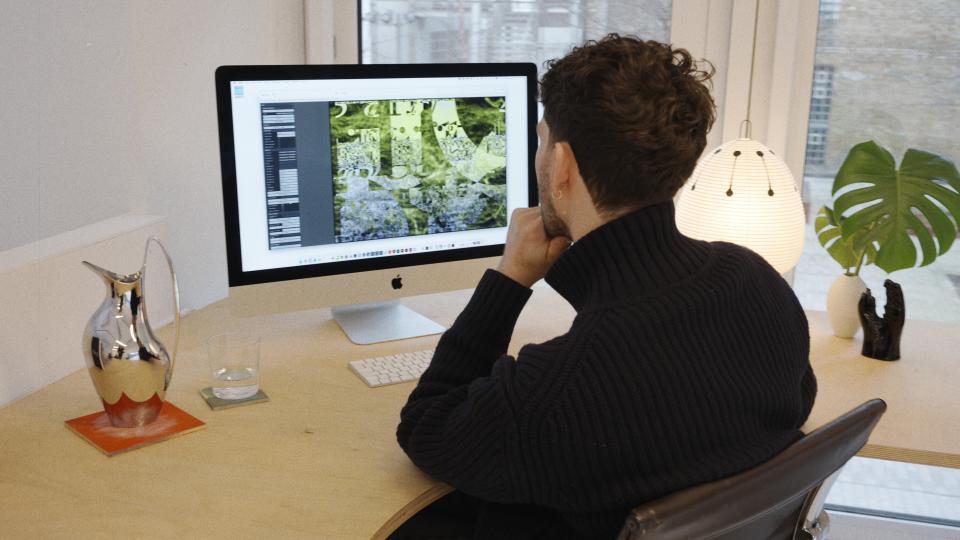 Online-Atelierbesuche gibt's auch auf Youtube – etwa hier beim NFT-Künstler Robert Alice, produziert vom Auktionshaus Christie's