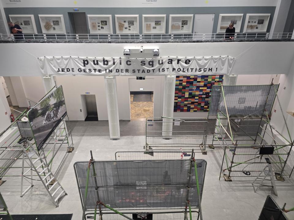 Mischa Kuball "Under construction / public preposition", Installationsansicht Baukunstarchiv NRW, Dortmund, 2026