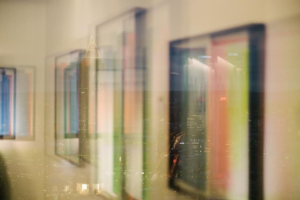 Blick auf Werke im House of Galleries mit der spiegelnden Skyline Frankfurts