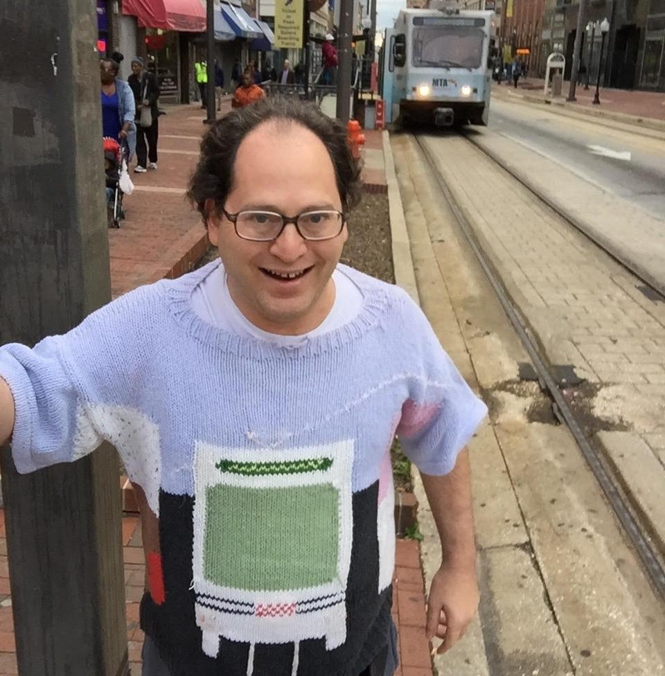 Sam Barsky mit seinem "Baltimore-Light-Rail-Pullover". Auf Instagram schreibt er dazu: "Er war lange mein einziger Pullover mit Zugmotiv, bis ich kürzlich einen vom DC Metro fertiggestellt habe."