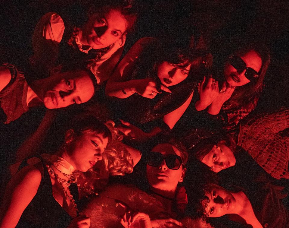 Unsere Kolumnistin Anna Gien (Mitte, mit Sonnenbrille) hat zum ersten Mal eine Kunstperformance inszeniert