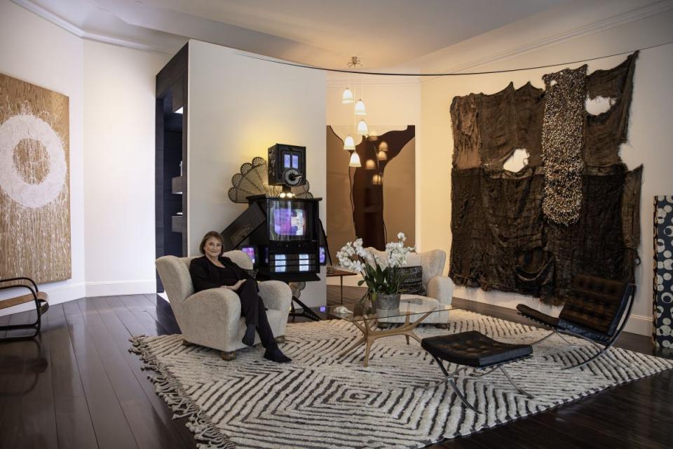 Rafaela Seppälä in ihrem Wohnzimmer in Helsinki, unter anderem mit Werken von Nam June Paik, Ibrahim Mahama, Gary Hume ("American Tan XXII", 2006/07) und Richard Long ("Untitled", 2004). Der "Reindeer"-Tisch (1958) ist von Designer Tapio Wirkkala