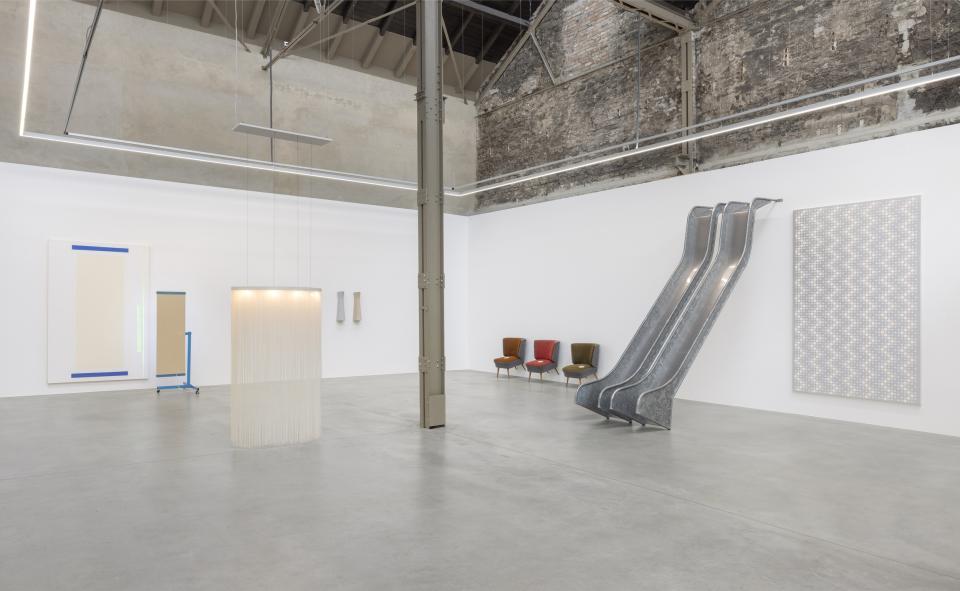 John M. Armleder, "Furniture Sculpture", Installationsansicht Mehdi Chouakri, Wilhelm Hallen, Berlin, 2025