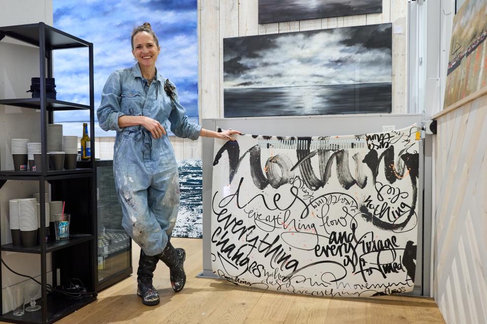 Die Kalligrafistin, Malerin und Performance-Künstlerin Jeannine Platz in ihrem Atelier in Hamburg