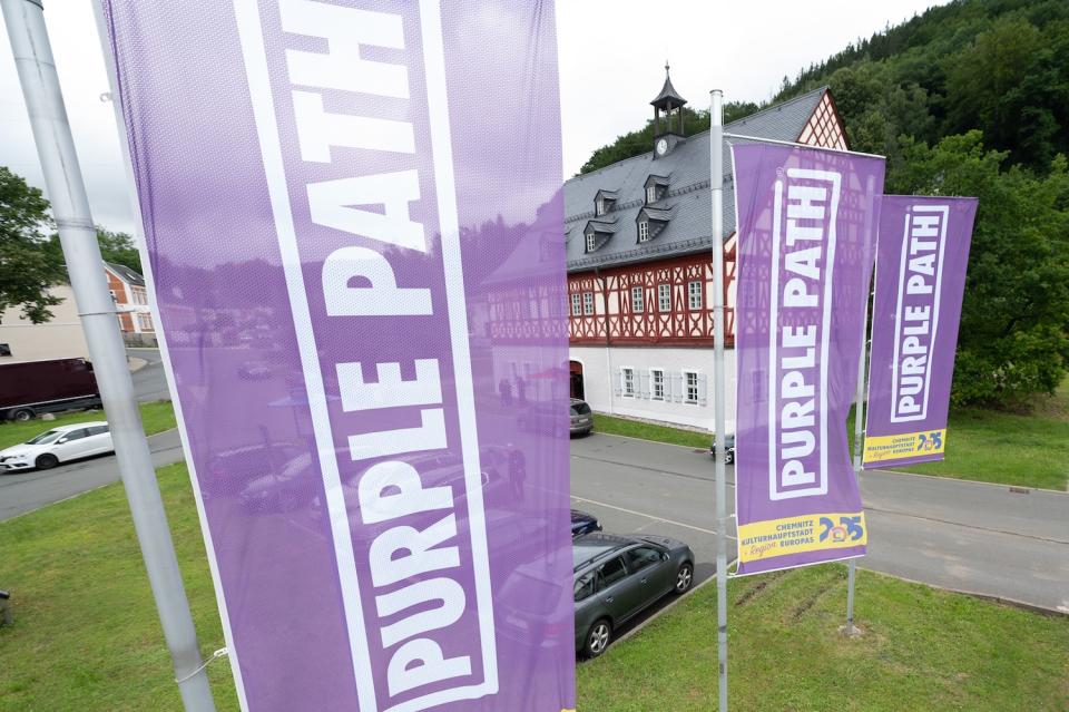 "Purple Path"-Fahnen vor dem Herrenhaus Auerhammer