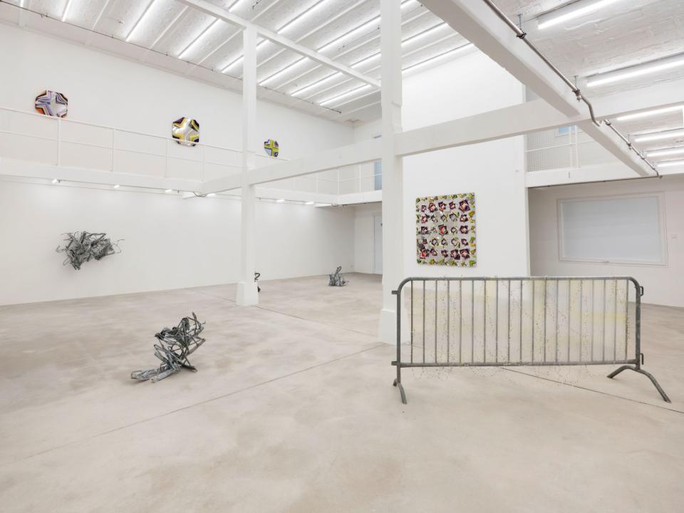 Jim Lambie "High Voltage", Installationsansicht, Konrad Fischer Galerie, Berlin 2026