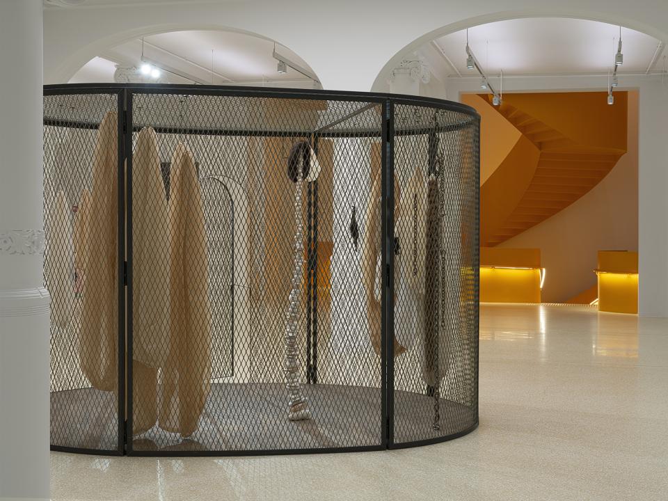 Louise Bourgeois "Peaux de lapins, chiffons ferrailles à vendre", 2006