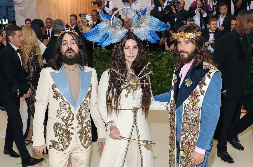 Gucci-Kreativdirektor Alessandro Michele, Sängerin Lana Del Rey und Schauspieler Jared Leto in Gucci-Roben bei der New Yorker Met-Gala 2018 zur Eröffnung der Ausstellung "Heavenly Bodies: Fashion and the Catholic Imagination"